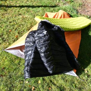 Testování zateplovací vrstvy COLUMBIA MEN'S ARCTIC CREST™ DOWN HOODED JACKET během táboření