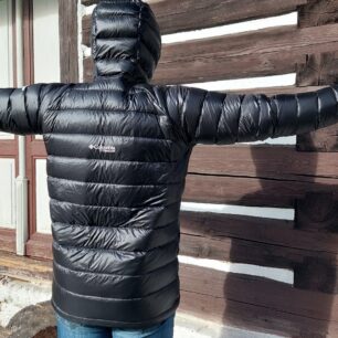 Zadní pohled na péřovou bundu COLUMBIA MEN'S ARCTIC CREST™ DOWN HOODED JACKET