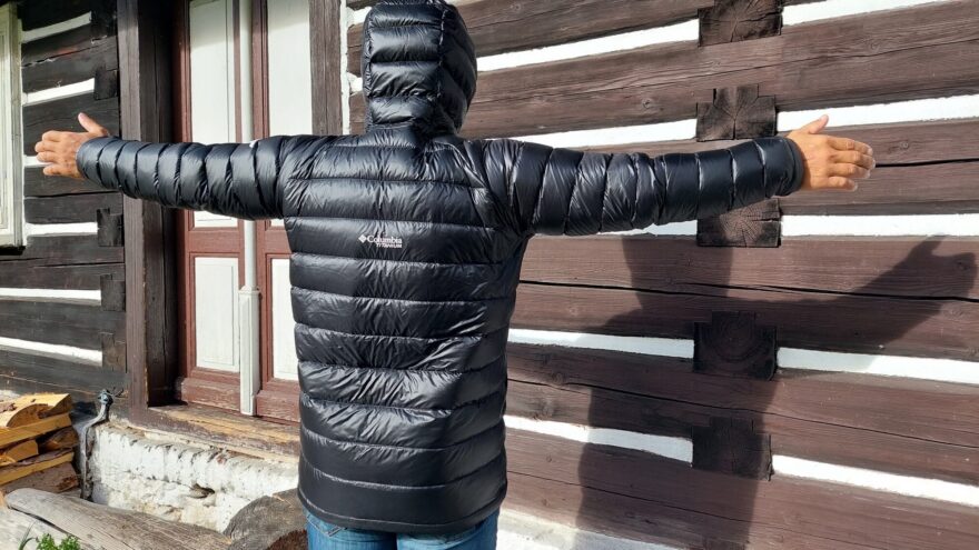 Zadní pohled na péřovou bundu COLUMBIA MEN'S ARCTIC CREST™ DOWN HOODED JACKET