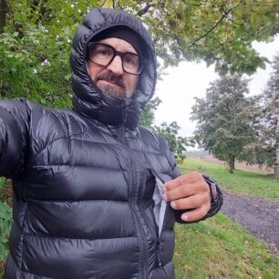 Zipová hrudní kapsa je dostatečně velká pro uložení telefonu