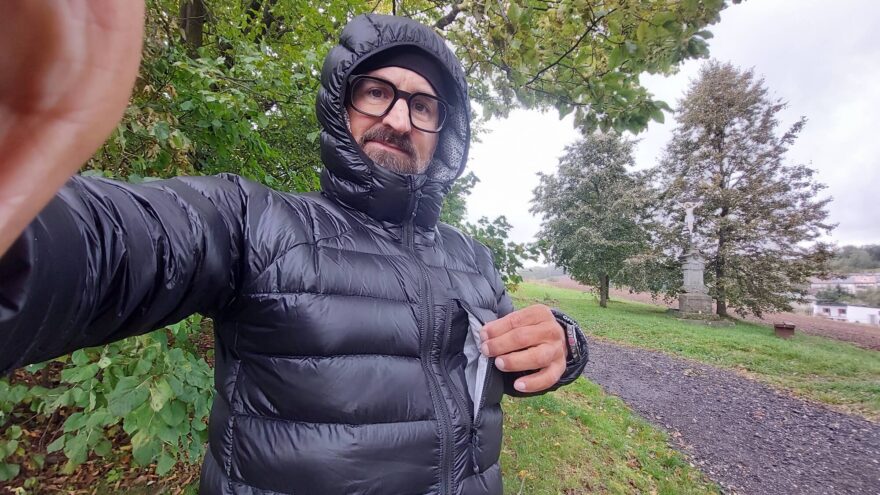 Zipová hrudní kapsa je dostatečně velká pro uložení telefonu