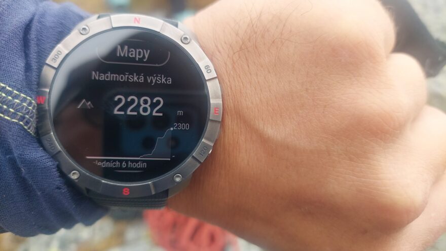 Aktuální nadmořská výška, kterou je možno ihned jednoduše kalibrovat - POLAR GRIT X2 PRO