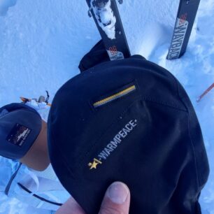 Detail poutka pro zavěšení tak, aby se do rukavic nesypal sníh - WARMPEACE PALČÁKY