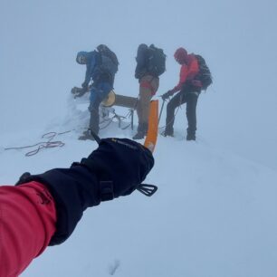 Držení cepínu je jisté díky nesmekavým plochám v dlani jisté - WARMPEACE PALČÁKY