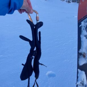 Pro zavěšení na sedák se hodí extra poutka - WARMPEACE PALČÁKY