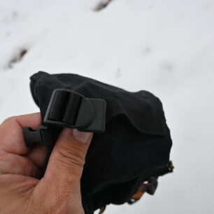 Stahování zápěstí plochým popruhem a sponou - WARMPEACE PALČÁKY