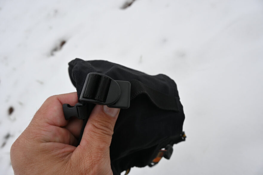 Stahování zápěstí plochým popruhem a sponou - WARMPEACE PALČÁKY