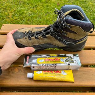 Detail lepení opravným prostředkem Shoe Glu a lepení kotníkové boty - pohorky