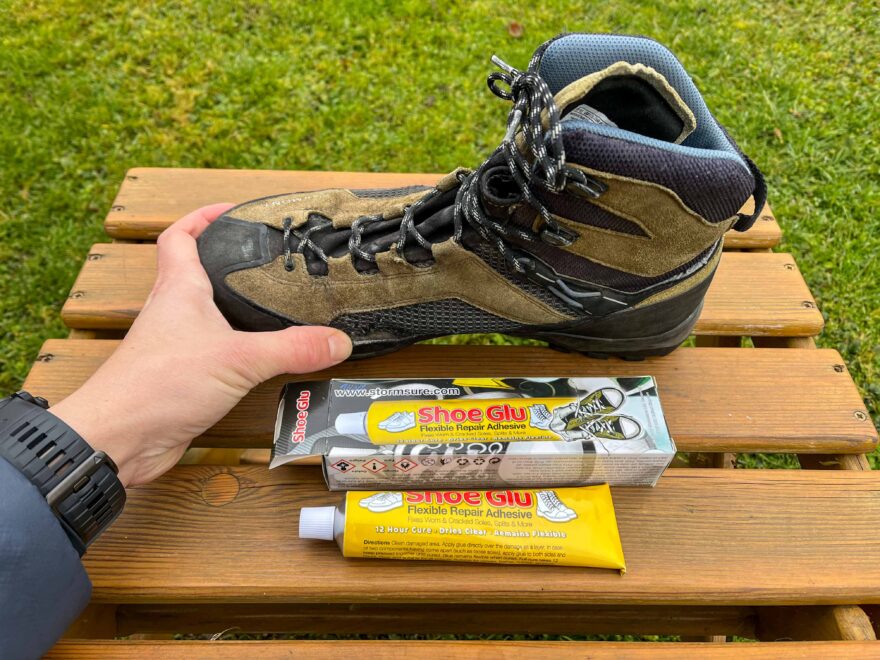 Detail lepení opravným prostředkem Shoe Glu a lepení kotníkové boty - pohorky