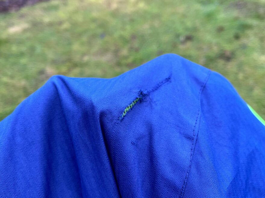 Detail roztržené bundy