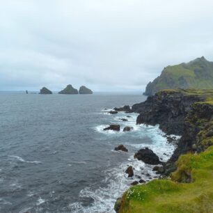 Čeká tu na vás rozbouřený oceán, prudké útesy a zelenou trávou pokryté svahy