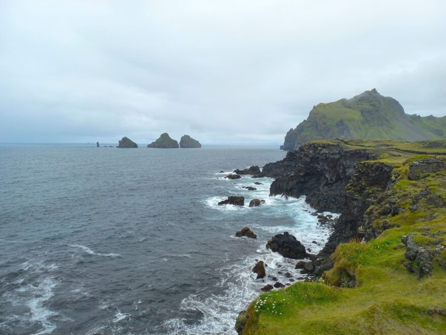 Čeká tu na vás rozbouřený oceán, prudké útesy a zelenou trávou pokryté svahy