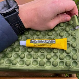 Oprava pěnové karimatky pomocí prostředku Neopren Queen