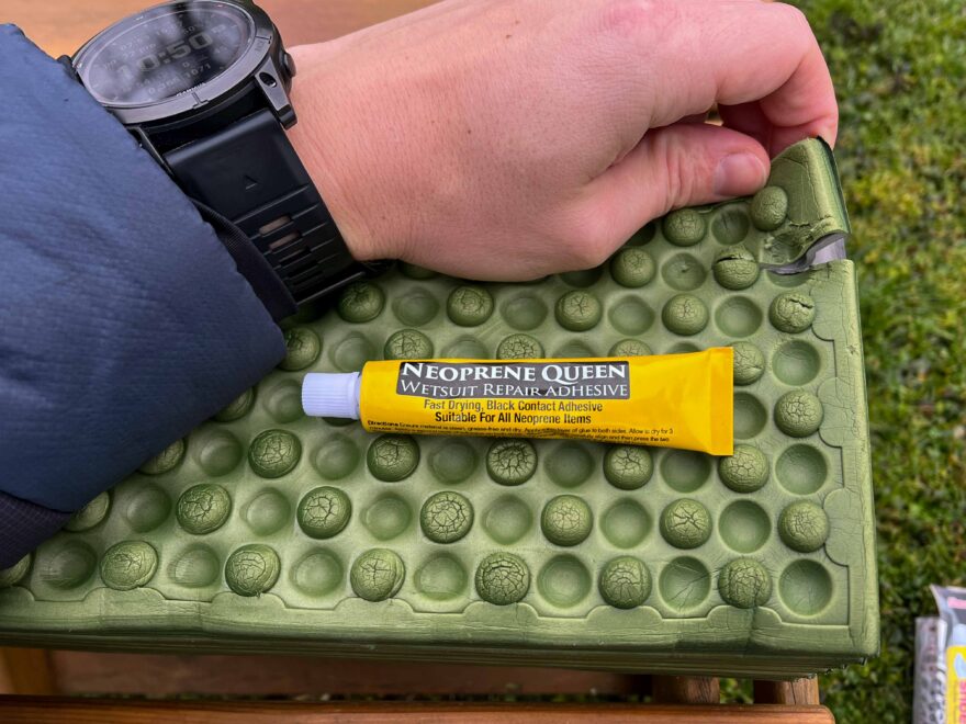 Oprava pěnové karimatky pomocí prostředku Neopren Queen