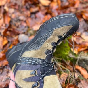 Opravená vysoká bota prostředkem Shoe Glu