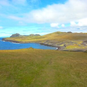 Travnatý poloostrov na jihu ostrova je hlavním hnízdištěm papuchalků
