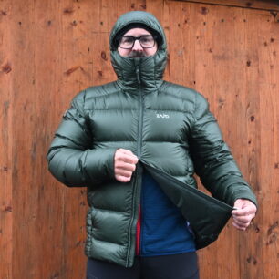 Bunda ZAJO ALTO MEN'S WINTER DOWN JACKET se dá takto rozepnout a třeba i větrat