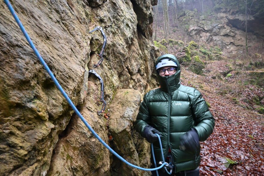 Kapuci je možno přetáhnout i přes lezeckou helmu -ZAJO ALTO MEN'S WINTER DOWN JACKET