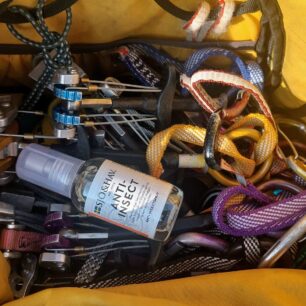 Aplikace repelentu Sjö&Hav pomocí mechanického rozprašovače