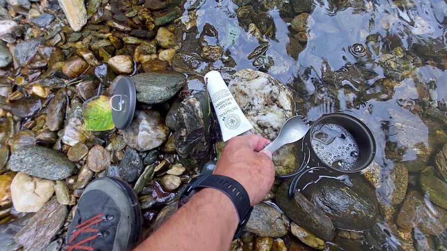 Decentní pěna mycího přípravku Sjö&Hav