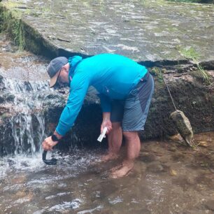 Fáze máchání při praní ponožek s přípravkem Sjö&Hav