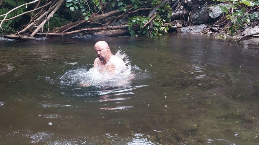 Koupání ve studené horské říčce šlo s Sjö&Hav skvěle