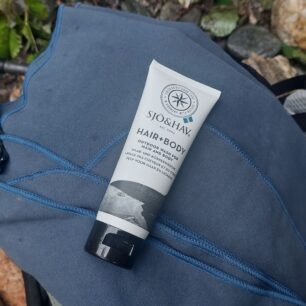 Na umývání těla vlasů je vhodný přípravek Sjö&Hav HAIR AND BODY