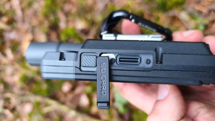 SD kartu kryje krytka, ale díky bezdrátové konektivitě a USB-C portu nemusíte kartu vůbec vyndávat