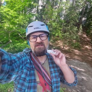 Snadná aplikace repelentu Sjö&Hav při lezení na skalách