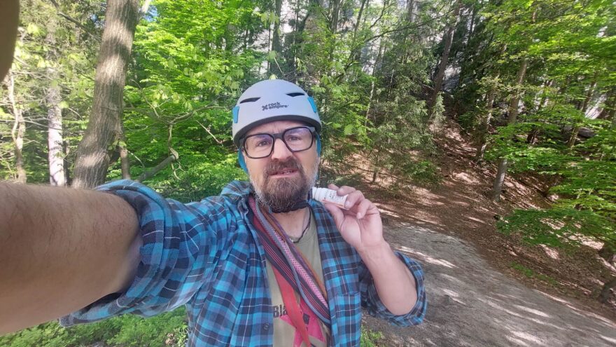 Snadná aplikace repelentu Sjö&Hav při lezení na skalách