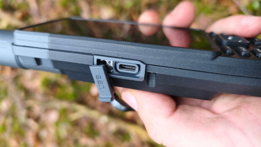 USB-C krytý vodotěsnou záslepkou je jediný správný port