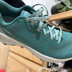 Bota OBOZ KATABATIC LT LOW s odolnou síťovinou je dobře prodyšná