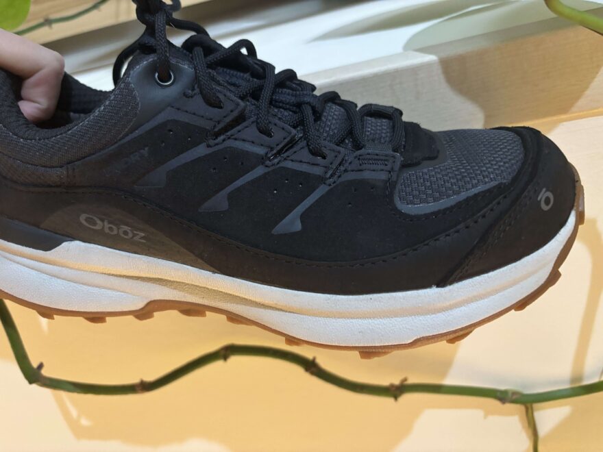 Detailní pohled na vnější stranu, kde je vidět semišová kůže a kulaté tkaničky