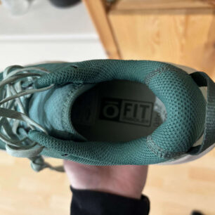 Perfektně polstrovaná pata, která fixuje nohu a moc příjemné provedení jazyka