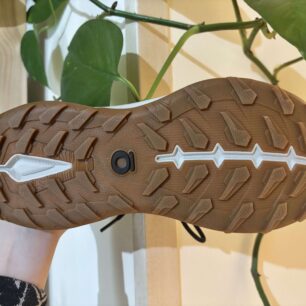 Pevná, poměrně tuhá podrážka, kterou jen tak neohnete - OBOZ HYALITE LOW WATERPROOF