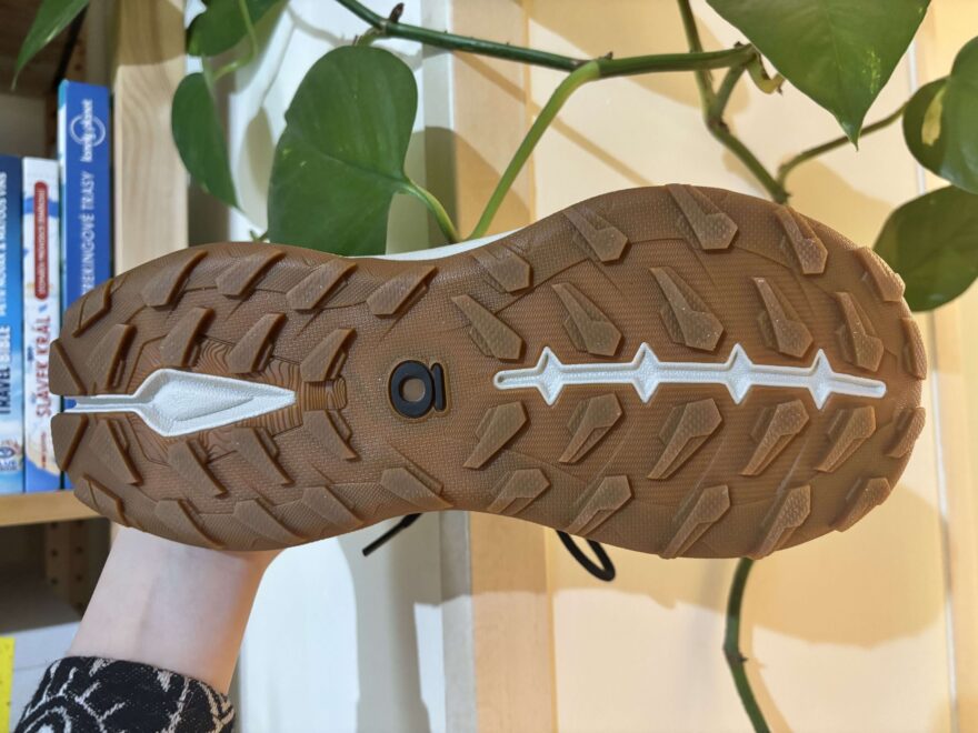 Pevná, poměrně tuhá podrážka, kterou jen tak neohnete - OBOZ HYALITE LOW WATERPROOF