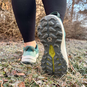 Podrážka se takovým vzorkem vás podrží v bahně, na stěrkových cestách, ale i na kořenech či skalách