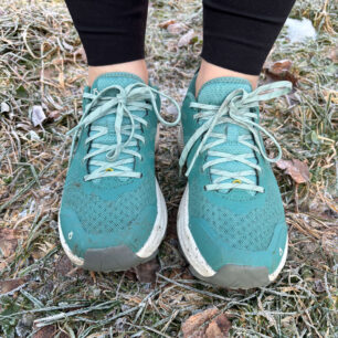 Tkaničky se nerozvazují a boty mají příjemný měkoučký jazyk - OBOZ KATABATIC LT LOW