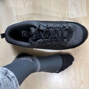 V porovnání s nohou to vypadá, jako bych vybrala o 2 čísla větší botu. Dělají to ale tlusté stěny bot.