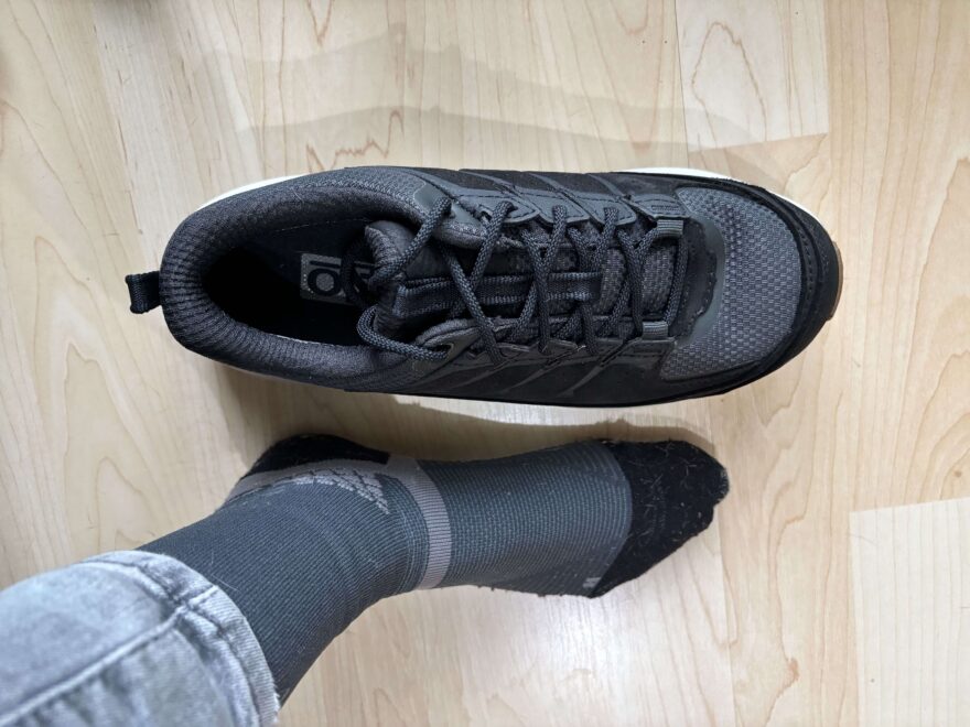 V porovnání s nohou to vypadá, jako bych vybrala o 2 čísla větší botu. Dělají to ale tlusté stěny bot.