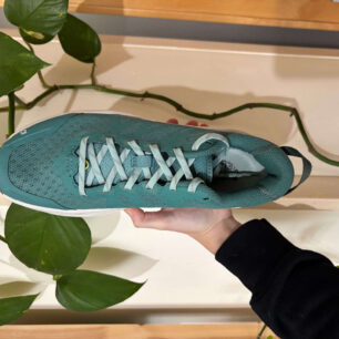 Viditelně zpevněná špička, háček na návleky i příjemná pata - OBOZ KATABATIC LT LOW