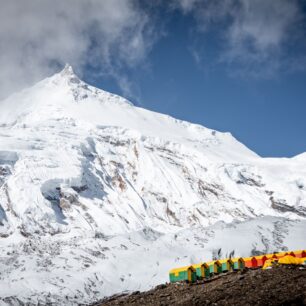Manaslu: Toaleta, fronty a zamrzlé brýle (Průvodce ztráty důstojnosti na osmitisícovce...)