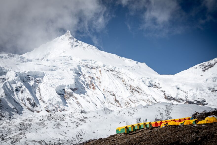 Manaslu: Toaleta, fronty a zamrzlé brýle (Průvodce ztráty důstojnosti na osmitisícovce...)