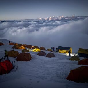 Manaslu: Toaleta, fronty a zamrzlé brýle (Průvodce ztráty důstojnosti na osmitisícovce...)