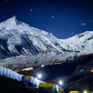 Manaslu: Toaleta, fronty a zamrzlé brýle (Průvodce ztráty důstojnosti na osmitisícovce...)