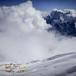 Manaslu: Toaleta, fronty a zamrzlé brýle (Průvodce ztráty důstojnosti na osmitisícovce...)