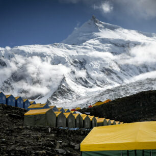 Manaslu: Toaleta, fronty a zamrzlé brýle (Průvodce ztráty důstojnosti na osmitisícovce...)