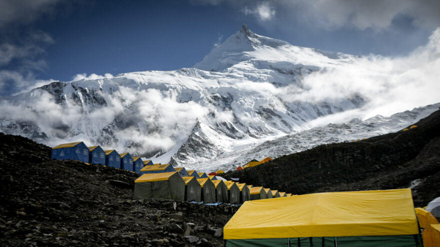 Manaslu: Toaleta, fronty a zamrzlé brýle (Průvodce ztráty důstojnosti na osmitisícovce...)