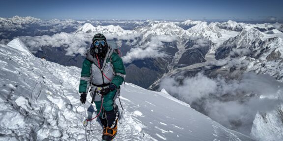 Manaslu: Toaleta, fronty a zamrzlé brýle (Průvodce ztráty důstojnosti na osmitisícovce…)