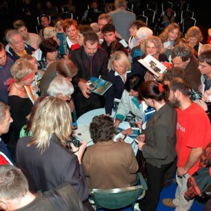 Autogramiáda Reinholda Messnera v Karlových Varech na festivalu Tourfilm 2005